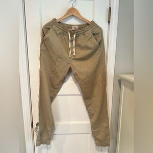 Saturday Jogger Athletic Fit in Faded Khaki - Medium